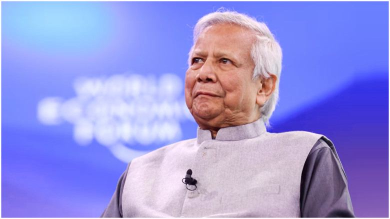 লাল পাসপোর্ট হস্তান্তর করেছেন ড. ইউনূস