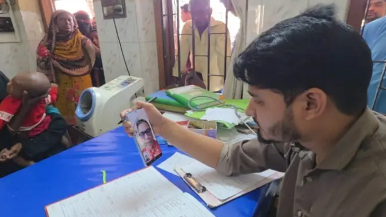 হঠাৎ ভিডিও কলে হাসপাতাল পরিদর্শন স্বাস্থ্য প্রতিমন্ত্রীর!...